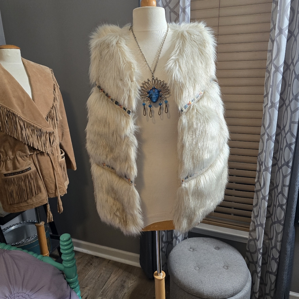 Western Style Luxe Faux Fur Vest - Picture 5 of 6